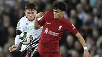 Bek Liverpool, Stefan Bajcetic (kanan) berebut bola dengan gelandang Derby County, Max Bird pada laga putaran ketia Piala Liga Inggris 2022/2023 di Anfield Stadium, Liverpool (9/11/2022). Baru dipromosikan dari tim U-18 pada awal musim 2022/2023, Stefan Bajcetic yang baru berusia 18 tahun telah dimainkan Jurgen Klopp dalam 11 laga Liverpool di Premier League dengan torehan 1 gol. (AFP/Oli Scarff)