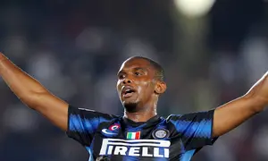 6. Samuel Eto'o - Pria berusia 36 tahun ini pernah disingkirkan Guardiola dari Barcelona setelah bermain lima musim di sana. Lalu pemain asal Kamerun itu pindah ke Inter Milan dan langsung meraih treble winners bersama Mourinho. (AFP/Karim Sahib)