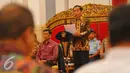 Presiden Joko Widodo atau Jokowi memberikan paparan saat memimpin Sidang Kabinet Paripuna di Istana, Jakarta, Rabu (2/1). Sidang kabinet tersebut membahas rencana kerja pemerintah tahun 2018 dan kerangka ekonomi makro. (Liputan6.com/Angga Yuniar)