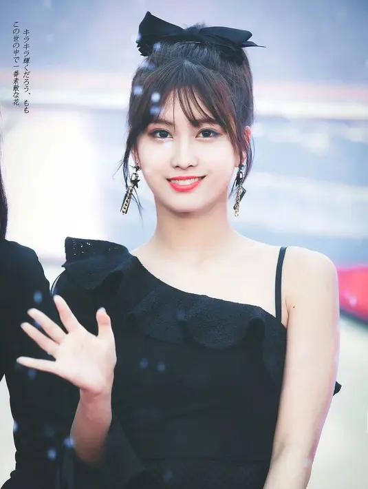 Lihat betapa cantiknya Momo TWICE saat sedang tersenyum. Kecantikannya seperti bidadari yang turun ke bumi. (Foto: koreaboo.com)