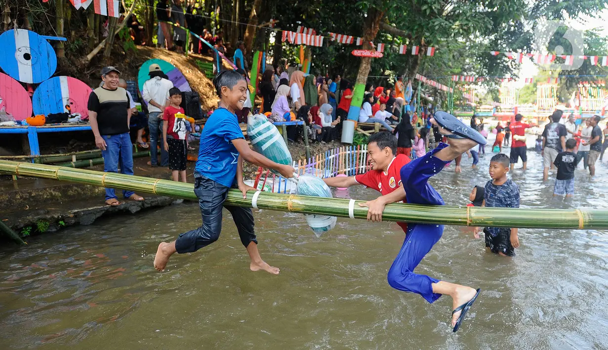 Permainan gebuk bantal tampaknya bukanlah hal yang baru, khususnya bagi mereka yang kerap aktif pada acara lomba 17 Agustus. Gebuk bantal merupakan permainan khas yang kerap dilombakan pada peringatan kemerdekaan. (merdeka.com/Arie Basuki)