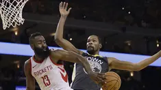 Aksi pemain Rockets, James Harden mengecoh pemain Warriors, Kevin Durant pada gim keempat final NBA basketball Wilayah Barat di Oracle Arena, Oakland (22/5/2018). Rockets menang 95-92. (AP/Marcio Jose Sanchez, Pool)