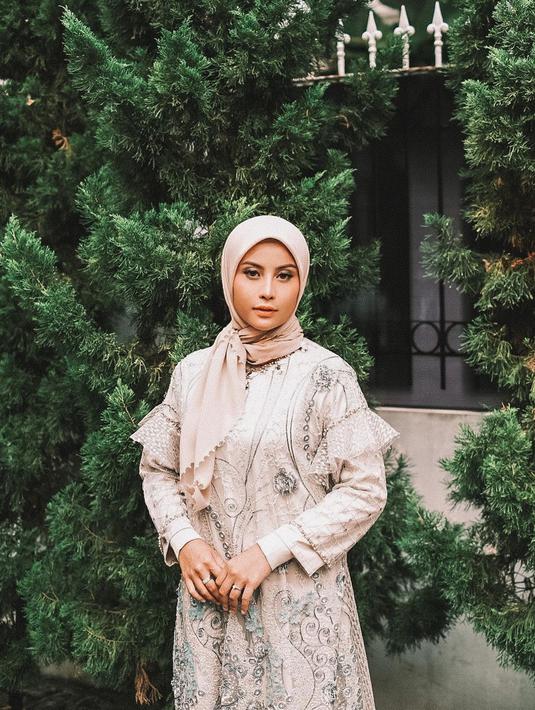 FOTO: Gaya OOTD Awkarin saat Pakai Hijab di Ramadan ...