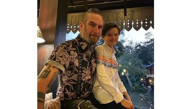 Jarang Tersorot, Ini 7 Potret Putra Farah Quinn yang Miliki Wajah Blasteran