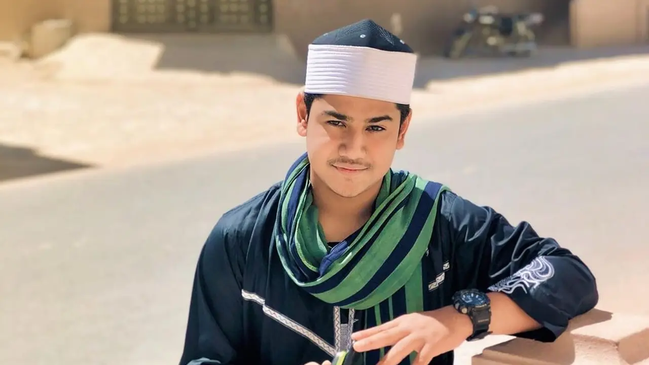 Cover Lagu Aisyah Istri Rasulullah, Ini 6 Potret Syakir Daulay yang Curi Perhatian