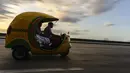 Situasi ini semakin rumit dalam beberapa tahun terakhir karena peralatan transportasi yang sudah ketinggalan zaman dan kurangnya sumber daya untuk memperbarui armada bus nasional. (AP Photo/Ramon Espinosa)