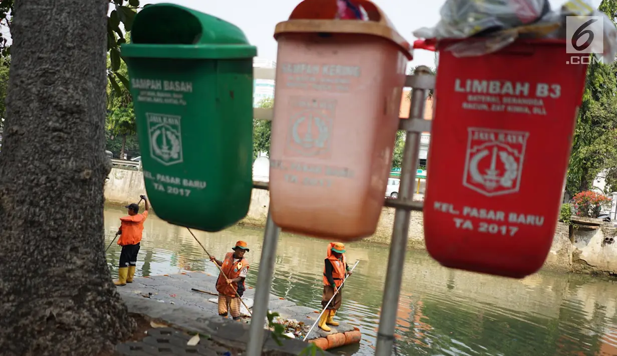 Petugas membersihkan sampah plastik yang mengapung di aliran anak Sungai Ciliwung, Pasar Baru, Jakarta, Selasa (6/8/2019). Perilaku buruk sebagian masyarakat yang membuang sampah sembarangan menyebabkan petugas harus membersihkan sungai setiap hari. (Liputan6.com/Immanuel Antonius)