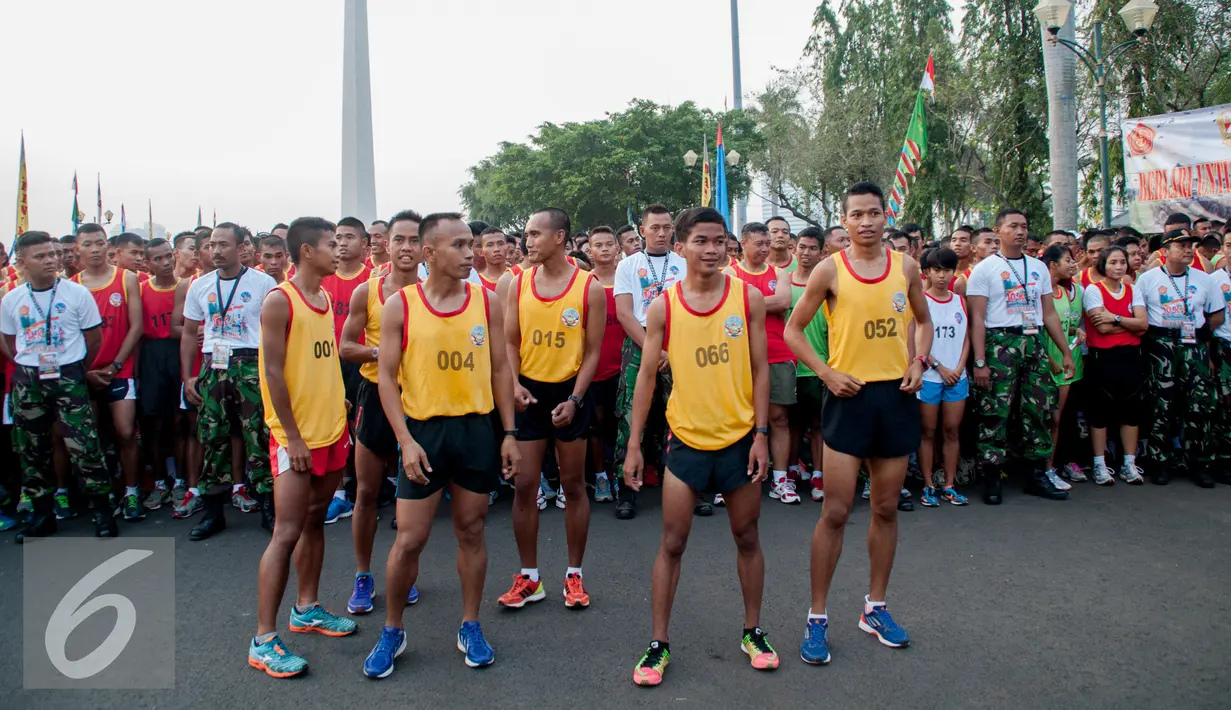 Sejumlah peserta lari bersiap mengikuti lomba lari 10K di Silang Monas, Jakarta, Minggu (26/9/2015). Lomba lari tersebut dibuka oleh Panglima TNI Jenderal TNI Gatot Nurmantyo dan digelar untuk memperingati Hut TNI ke 70. (Liputan6.com/Faizal Fanani)