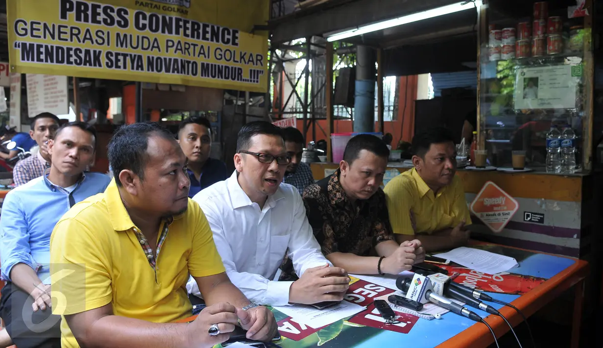 Generasi Poros Muda Golkar memberikan keterangan pers di Jakarta, Rabu (9/12). Mereka mendesak Ketua DPR Setya Novanto yang terlibat kasus pencatutan nama Presiden tersebut segera mengundurkan diri. (Liputan6.com/JohanTallo)