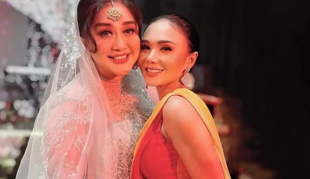 <p>Pada acara tersebut, Yuni tampak befoto dengan Paramitha Rusady. Mereka terlihat cantik awet muda meski usianya sudah kepala 5. [Foto: instagram.com/rahulgobeltukangphoto]</p>