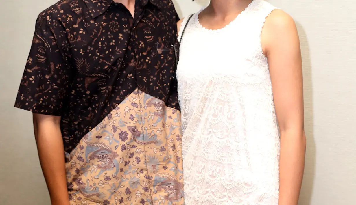 Dalam hari bahagianya ini, hanya keluarga dan teman-teman dekat menjadi saksi pada hari sakral kedua orang yang tengah berbahagia tersebut. (Andy Masela/Bintang.com)