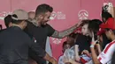 Mantan bintang sepak bola Inggris David Beckham menyapa anak-anak pada acara AIA Sepak Bola untuk Negeri di Jakarta, Minggu (25/3). Kegiatan David membagikan 10 ribu bola  untuk anak-anak memecahkan rekor MURI. (Liputan6.com/Herman Zakharia)