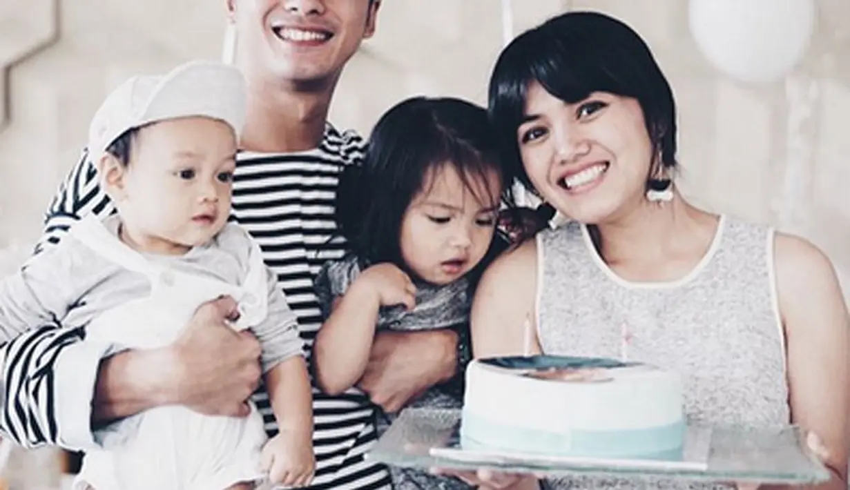 Momen bersama kedua anak mereka pun tak jarang diabadikan Herfiza dan Kirun yang kemudian di unggah kembali di akun media sosialnya. Kehangatan dan ikatan yang erat terlihat di keluarga kecil mereka. (Instagram/Herfiza)