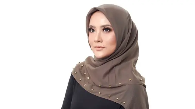 Elma Theana juga tampak semakin anggun dan memesona dalam balutan hijab.