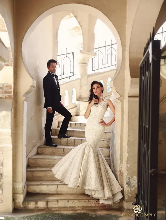 Beberapa waktu lalu, Whulandary dan Nik menjalani pemotretan. Saat iu, Nik terlihat gagah dengan mengenakan jas dan Whulandary tampil cantik dengan gaun. (Foto: instagram.com/fdphotography90)