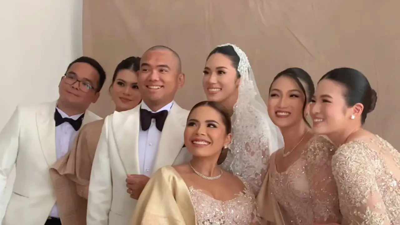 Keluarga Hotman Paris di Pemberkataan Frank-Winona