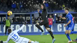 Bianocneri berhasil menang di laga ini berkat dua gol Dusan Vlahovic dan Moise Kean. (AFP/Alberto Pizzoli)