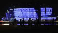 Landmark Pulau Sebitseom diterangi dengan warna ungu di Sungai Han, Seoul, Korea Selatan, Senin (12/6/2023). Pencakar langit, jembatan, dan landmark lainnya di ibu kota Korea Selatan menyala dalam warna ungu untuk merayakan 10 tahun band K-Pop BTS. (AP Photo/Ahn Young-joon)