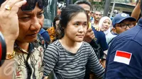 Tersangka kasus pembunuhan Wayan Mirna Salihin, Jessica Kumala Wongso dikawal petugas masuk ke dalam Rutan Pondok Bambu, Jakarta Timur, Jumat (27/5). Jessica terus menunduk saat memasuki gerbang pintu rutan. (Liputan6.com/Yoppy Renato)