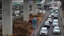 Kendaraan melintas di samping proyek LRT Jabodebek di jalan HR Rasuna Said, Jakarta, Sabtu (26/5). Sistem ganjil-genap yang diterapkan di sejumlah ruas jalan saat Asian Games 2018 mulai diuji coba pada awal Juli. (Liputan6.com/Immanuel Antonius)