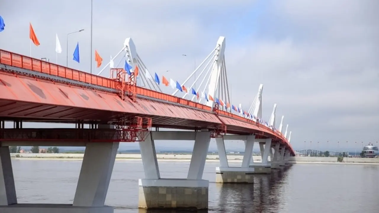 Peresmian jembatan perbatasan pertama di atas sungai Amur (Heilongjiang) yang menghubungkan kota Blagoveshchensk di Rusia dan kota Heihe di China, 10 Juni 2022. (Foto: Handout / Layanan pers Pemerintah wilayah Amur / AFP)