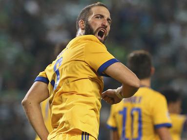 Striker Juventus, Gonzalo Higuain, merayakan gol ke gawang Sporting CP pada laga Liga Champions di Stadion Jose Alvalade, Lisbon, Selasa (31/10/2017). Kedua klub bermain imbang 1-1. (AP/Armando Franca)