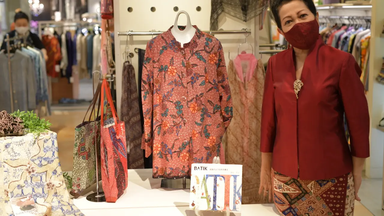 Ibu Nuning Akhmadi, istri Dubes RI untuk Jepang Heri Akhmadi, di butik Batik Imari Tokyo