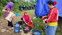 Pengungsi korban gempa Cianjur di Kampung Kaso Desa Sukamulya, Kecamatan Cugenang, membutuhkan air bersih untuk kebutuhan minum dan mencuci. (Liputan6.com/Achmad Sudarno)