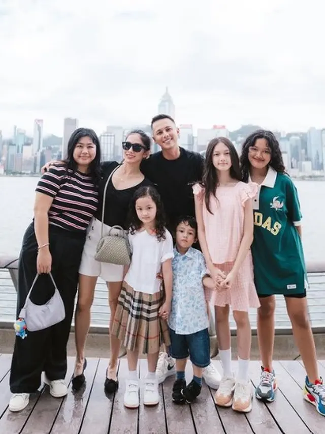 OOTD Ussy Sulistiawaty saat liburan (Instagram/ussypratama)