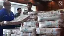 Pegawai menata uang ganti rugi korupsi BLBI dengan terpidana Samadikun Hartono di Gedung Bank Mandiri, Jakarta, Kamis (17/5). Sebelumnya, Samadikun sudah mengembalikan uang pengganti sebesar Rp 82 miliar. (Liputan6.com/Angga Yuniar)