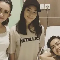 Nafa Urbach dan Nikita Willy saat menjenguk Julia Perez. (Instagram Nafa Urbach)