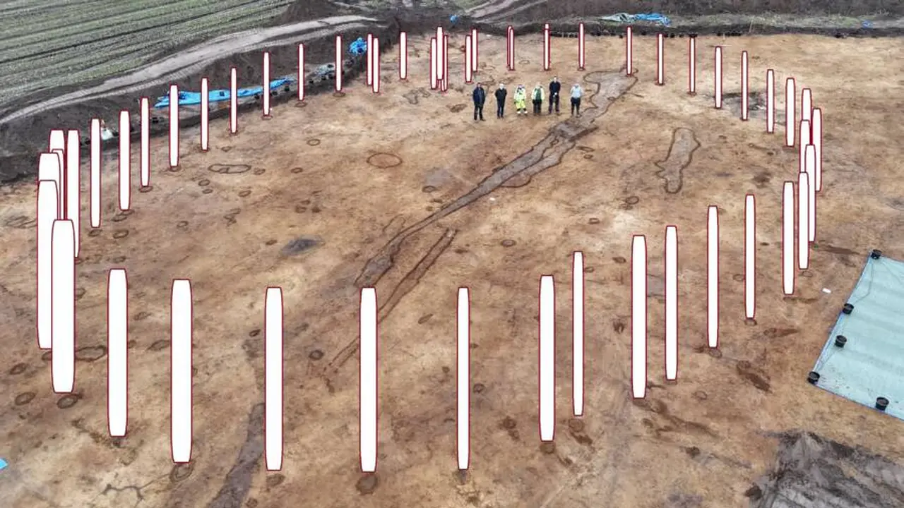 Foto udara Woodhenge Denmark, dengan gambar-gambar yang ditambahkan untuk menunjukkan di mana tiang-tiang kayunya pernah ditempatkan
