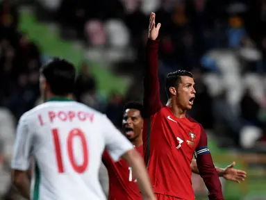 Ekspresi Cristiano Ronaldo saat memprotes wasit saat pertandingan persahabatan antara Portugal melawan Bulgaria di Stadion Magalhaes Pessoa, Leiria, Portugal, (25/3/2016). (AFP/Francisco Leong)