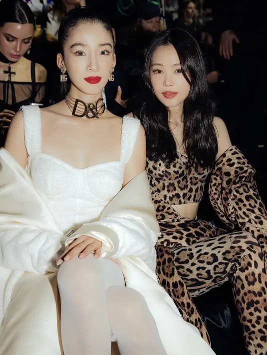 Son Naeun pun hadir di fashion show Dolce & Gabbana. Ia hadir mengenakan setelah motif leopard. @ireneisgood