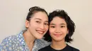 <p>Memberikan kejutan tengah malam, Ayu Ting Ting pun mengenakan pakaian tidurnya. Ia mengenakan set piyama warna baby blue dengan motif bunga daisynya. [@ayutingting92]</p>