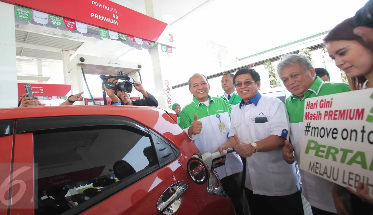 Ketua Hiswana Migas Lampung Toto Herwantoko (tengah) melakukan pengisian perdana Pertalite di SPBU Antasari, Bandar Lampung, Selasa (6/10). Pertamina kembali melakukan uji pasar BBM jenis pertalite di lima Provinsi di Sumbagsel.(Liputan6.com/Angga Yuniar)