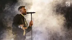 Calum Scott saat tampil dalam Prambanan Jazz Festival 2019 di Komplek Taman Wisata Candi Prambanan, Jumat (5/7/2019). Penyanyi solo asal Inggris ini sukses memukau ribuan pasang mata lewat 15 lagu yang ia bawakan. (Fimela.com/Bambang E. Ros)