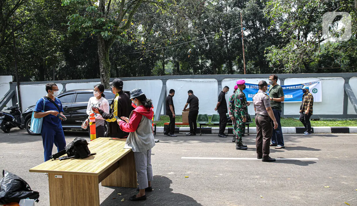 Petugas berjaga saat hari pertama pengoprasian Rs. Darurat Covid Asrama Haji Pondok Gede, Jakarta, Sabtu (10/7/2021). Rs. Darurat Covid Asrama Haji Pondok Gede akan mulai beroperasi pada Sabtu (10/7/2021) dengan daya tampung 900 tempat tidur isolasi, 50 ICU, dan 40 HCU. (Liputan6.com/Faizal Fanani)