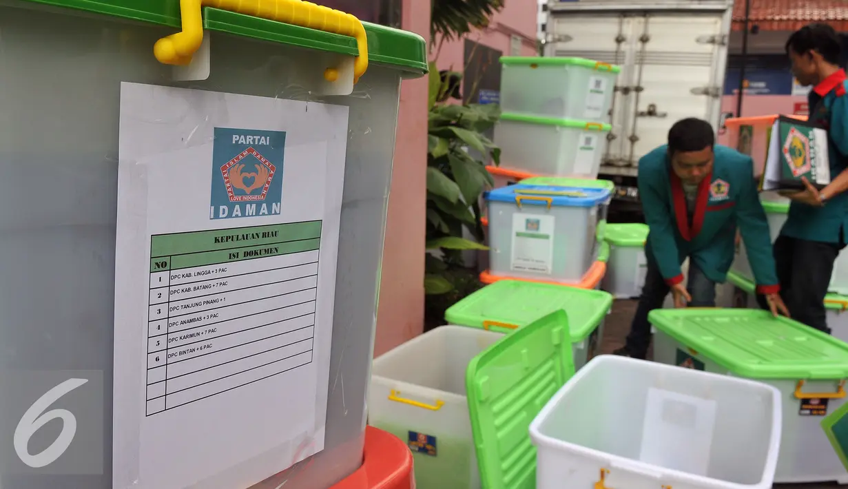 Kader Partai Idaman menyiapkan boks untuk menyimpan berkas di Kemenkumham, Jakarta, Jumat (29/7). Berkas tersebut sebagai kelengkapan syarat menjadi partai baru berbadan hukum. (Liputan6.com/Johan Tallo)
