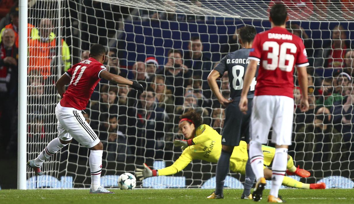 Kiper Benfica, Mile Svilar, berusaha menghalau bola tendangan striker Manchester United, Anthony Martial, pada laga Liga Champions di Stadion Old Trafford, Selasa (31/10/2017). Manchester United menang  2-0 atas Benfica. (AP/Dave Thompson)