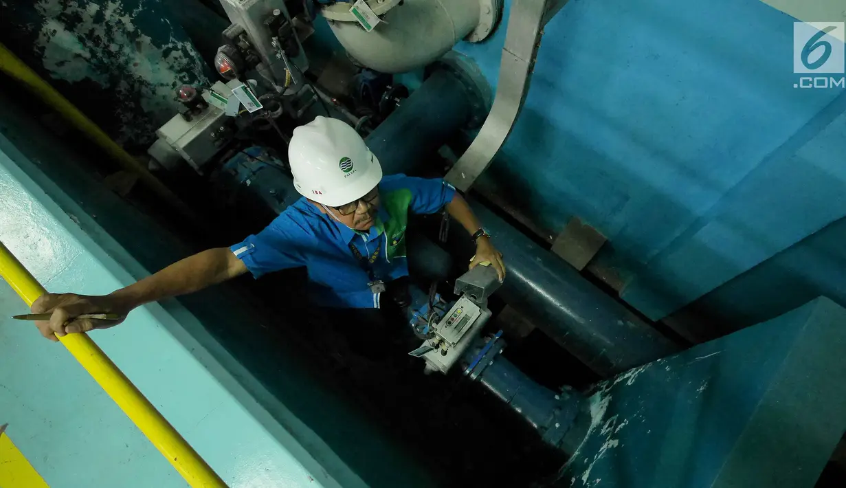 Petugas memeriksa proses penyaringan air milik PT Palyja di Instalasi Pengolahan Air (IPA), Jakarta, Rabu (29/8). Palyja menyatakan pasokan air bersih untuk warga Jakarta masih dalam posisi aman. (Liputan6.com/Herman Zakharia)