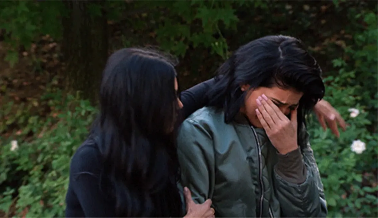 Kylie Jenner menangis penuh haru saat mengetahui kehamilan Khloe Kardashian lewat FaceTime di episode terakhir Keeping Up with the Kardashian. (Rex-Shutterstock-HollywoodLife)