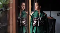 Tak hanya cantik dengan outift hits, istri Chicco Jerikho ini juga tampil anggun dan menawan saat pakai kain etnik khas Nusantara. (Liputan6.com/IG/@putrimarino)