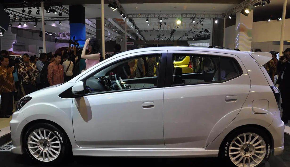Mobil murah ramah lingkungan Daihatsu Ayla GT2 mejeng di ajang IIMS 2014 dengan aksesori baru, Jakarta, (18/9/14). (Liputan6.com/Miftahul Hayat)
