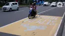 Pengendara melintasi kawasan Jalan Medan Merdeka Barat, Jakarta, Sabtu (6/6/2020). Pemprov DKI Jakarta mengeluarkan Pergub nomor 51 Tahun 2020 yang didalamnya mengatur pembatasan kendaraan dengan rekayasa ganjil-genap untuk sepeda motor dan mobil. (Liputan6.com/Helmi Fithriansyah)