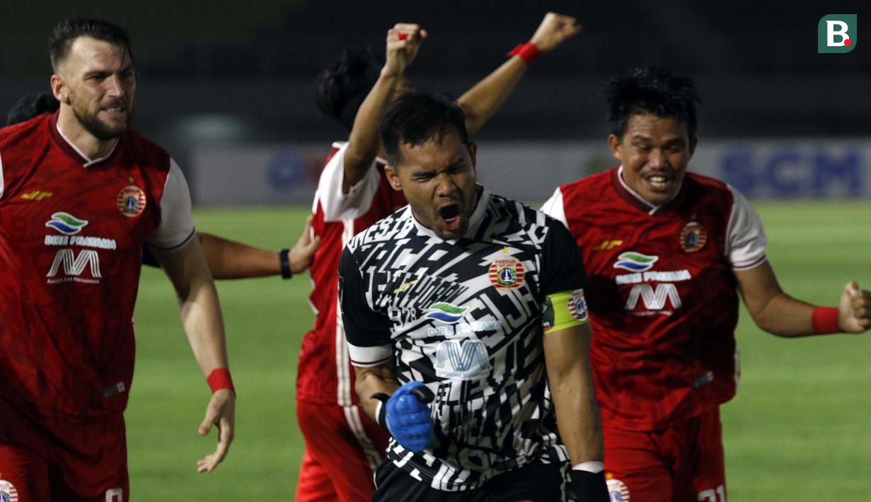 Selebrasi kiper Andritany Ardhiyasa (tengah) dan para pemain Persija Jakarta usai memenangkan adu penalti 4-3 atas PSM Makassar dalam laga leg kedua semifinal Piala Menpora 2021 di Stadion Manahan, Solo, Minggu (18/4/2021). (Bola.com/Ikhwan Yanuar)