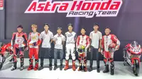 Skuad pembalap Astra Honda Racing Team untuk 2014 pada acara pengumuman tim di pada pembukaan ajang Indonesia International Motor Show (IIMS) 2024, di JIExpo, Kemayoran, Jakarta, Kamis (15/2/2024). (Bola.com/Yus Mei Sawitri)