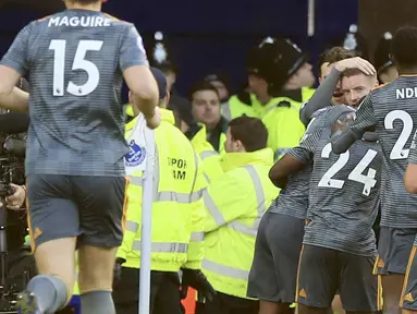 Para pemain Leicester City merayakan gol yang dicetak oleh Jamie Vardy ke gawang Everton pada laga Premier League di Stadion Goodison Park, Selasa (1/1). Leicester City menang 1-0 atas Everton. (AP/Peter Byrne)