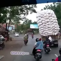 Detik - detik Truk Angkut Gabah Terguling di Kadipaten