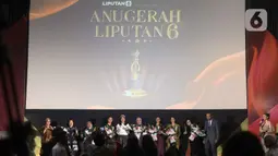 Wakil Menteri Kependudukan dan Pembangunan Keluarga/Wakil Kepala BKKBN, Ratu Ayu Isyana Bagoes Oka (kelima kiri) berfoto bersama enam perempuan Indonesia yang melalui karya, dedikasi, dan kepemimpinannya telah memberi dampak positif bagi komunitas dan lingkungannya menerima Anugerah Perempuan Hebat 2025 dalam ajang penghargaan tahunan Anugerah Liputan6 2025 di The Hall, Lantai 8 SCTV Tower, Senayan, Jakarta, Kamis (16/10/2025). (Liputan6.com/Helmi Fithriansyah)